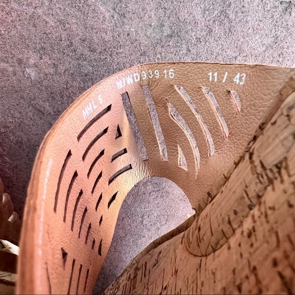 CLEARANCE BORN LEATHER CUTOUT COMFORT THONG SANDAL CORK SOLE SIZE 11 - Picture 6 of 7